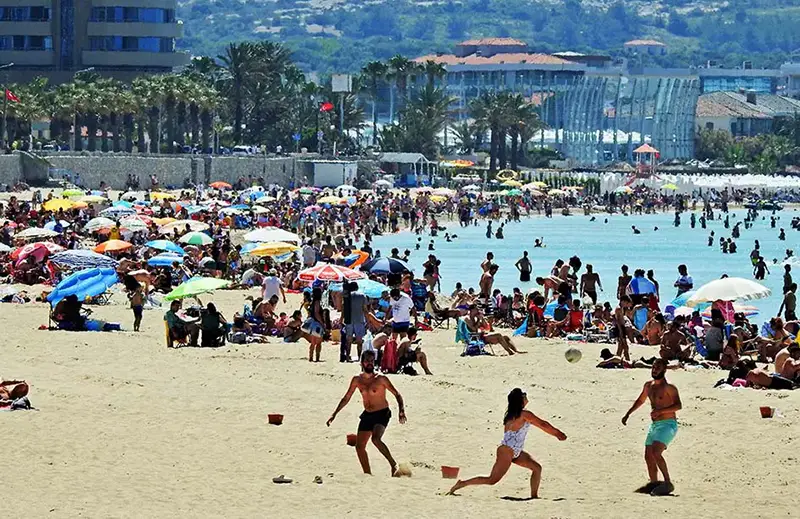 پلاژ های ازمیر با بیکینی و مایو زنونه برهنه در خال شنا و توپ بازی